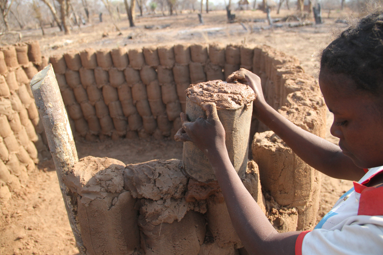This is how we do it . . . Building a mortar-less house