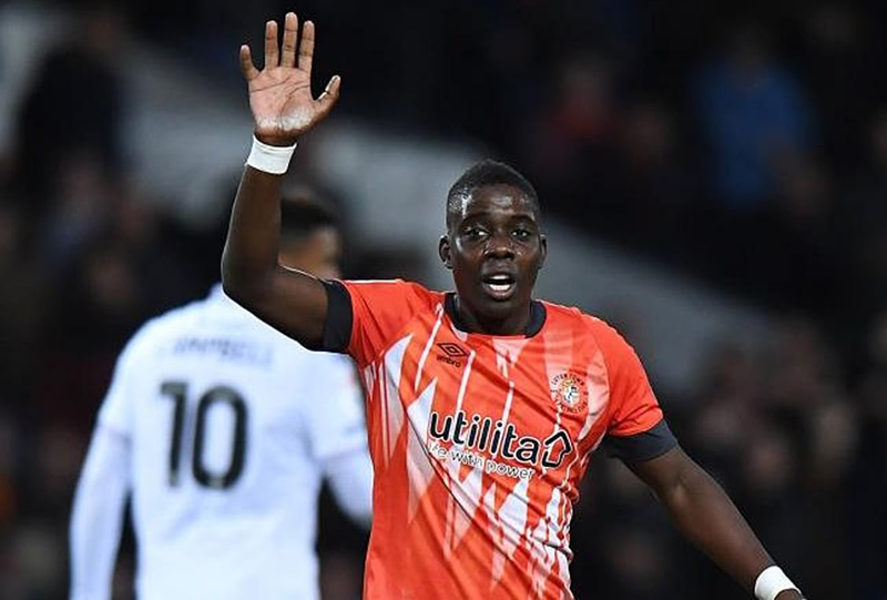 Luton Town contrata atacante nigeriano - esportes completos